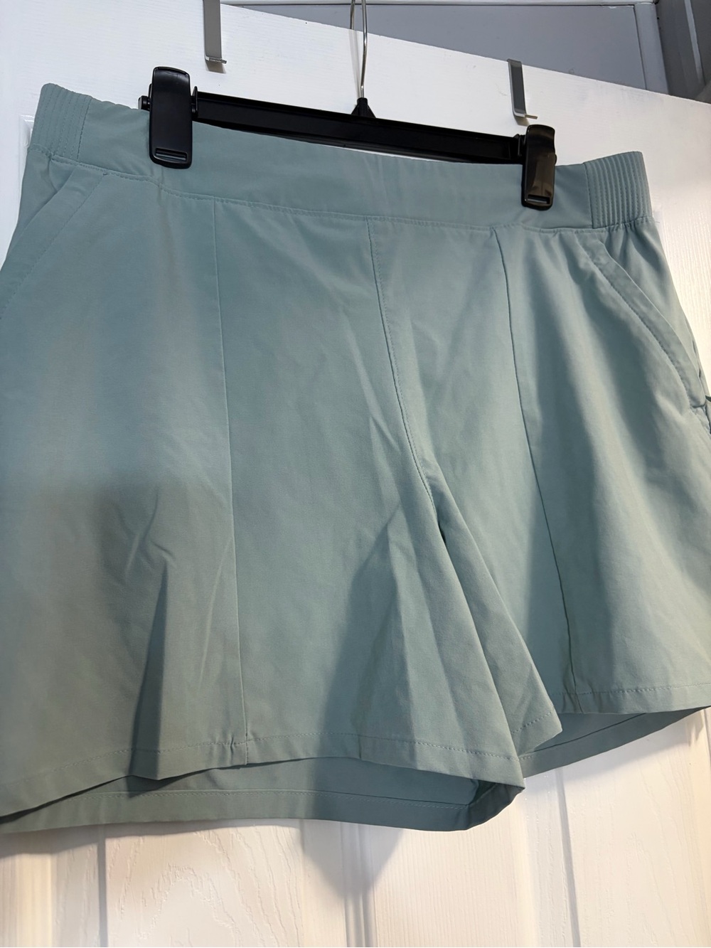 Columbia Women’s Active PFG Shorts in Sage Green Sz L